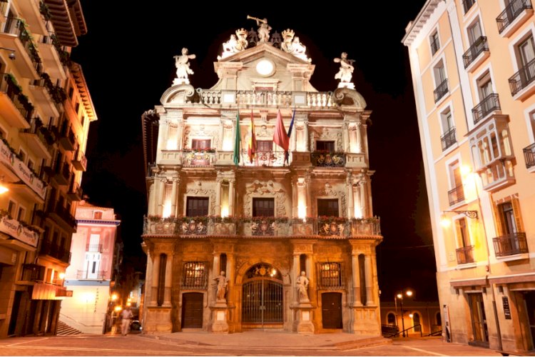 La fachada del Ayuntamiento de Pamplona se iluminará de naranja