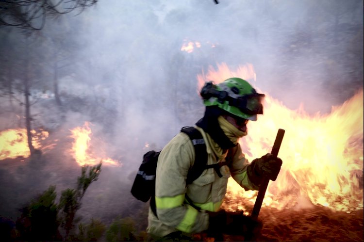 La lluvia ayuda a controlar el grave incendio de Sierra Bermeja