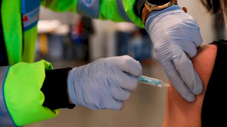 Las pruebas sobre las vacunas anticovid no apoyan la dosis de refuerzo para la población general