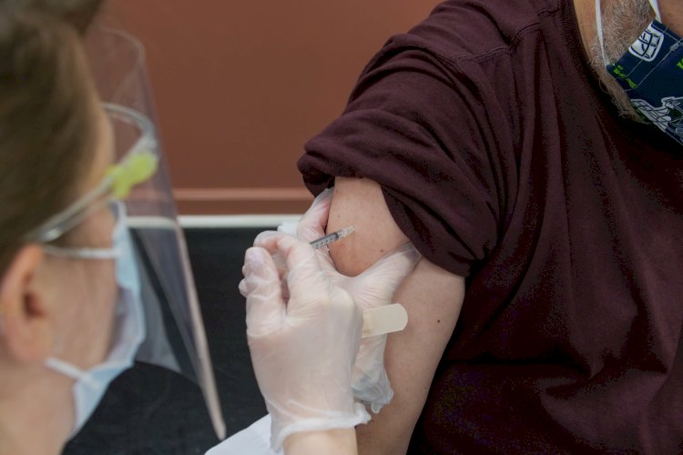 La EMA respalda la dosis de refuerzo con la vacuna de Pfizer en población general
