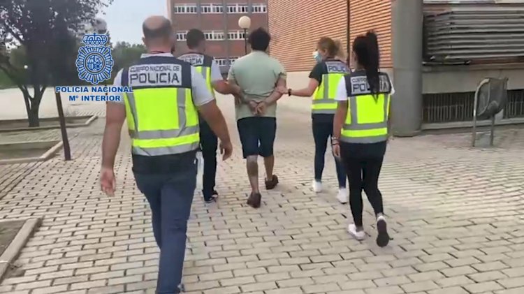 Detenido en Madrid un hombre que extraía dinero de cajeros con un arpón