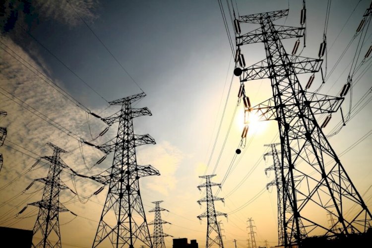 ¿Puede ser una eléctrica pública la solución a la subida del precio de la luz?