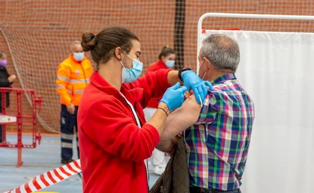 Olas de contagios y tercera dosis: ¿hay alguna relación lógica?