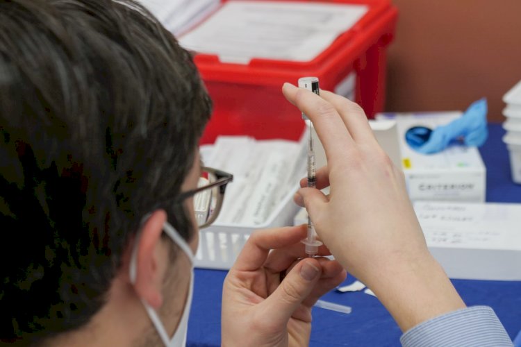 Pfizer dice que tendrá lista en marzo una nueva vacuna contra ómicron